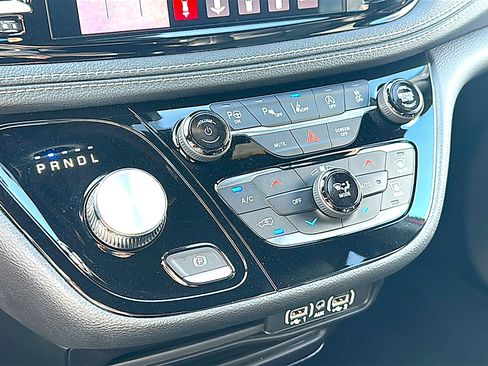 Used 2023 Chrysler Pacifica Touring-L w/ S Appearance Package image 34