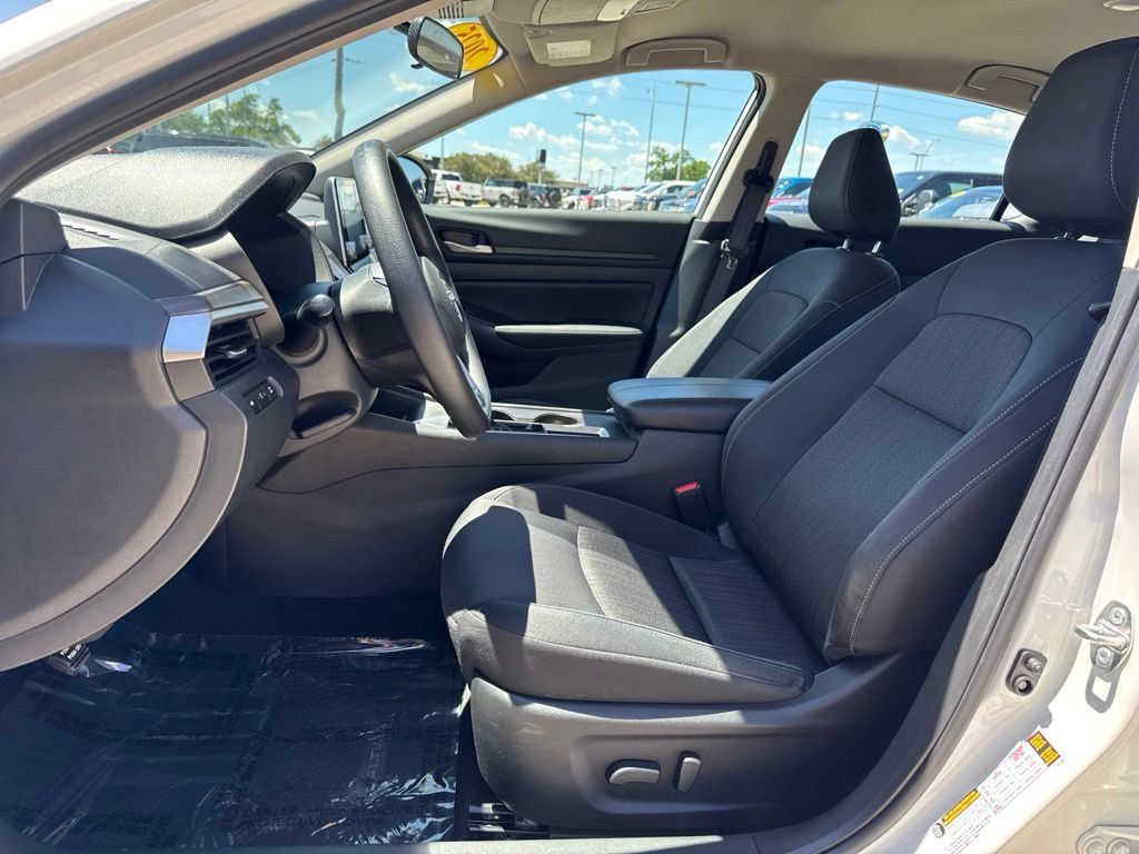 Used 2025 Nissan Altima 2.5 SV FWD image 4