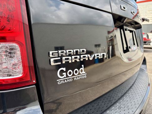 Used 2018 Dodge Grand Caravan SE FWD image 19