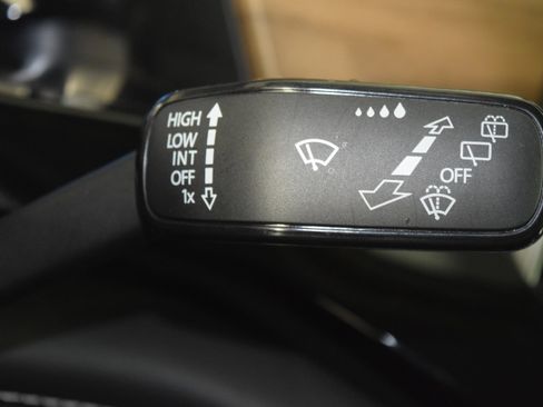 Used 2025 Volkswagen Atlas SE image 25