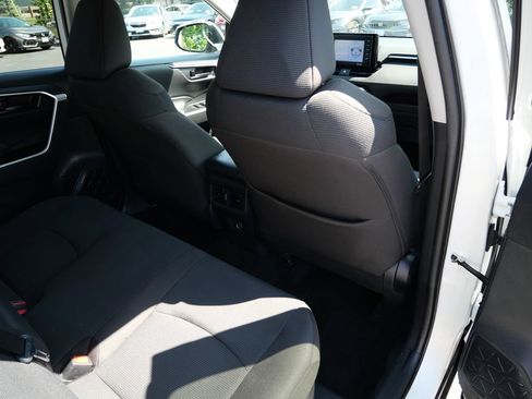 Used 2021 Toyota RAV4 LE AWD/4WD image 29