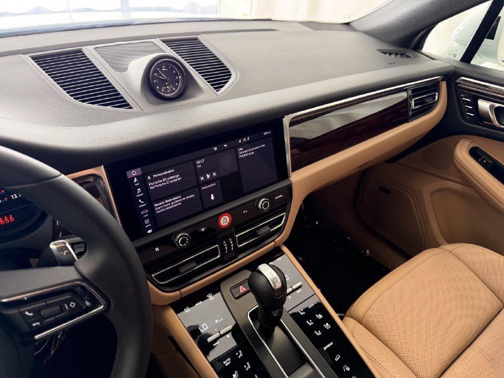 Certified 2026 Porsche Macan AWD/4WD image 18