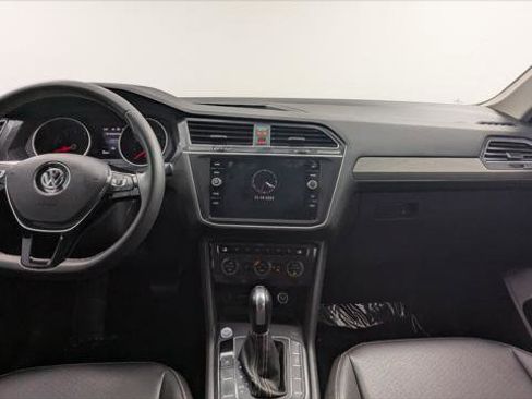 Used 2021 Volkswagen Tiguan SE w/ Panoramic Sunroof Package image 24