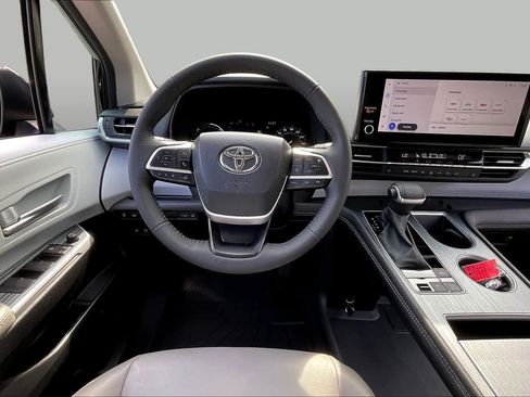 Used 2025 Toyota Sienna XLE FWD image 6