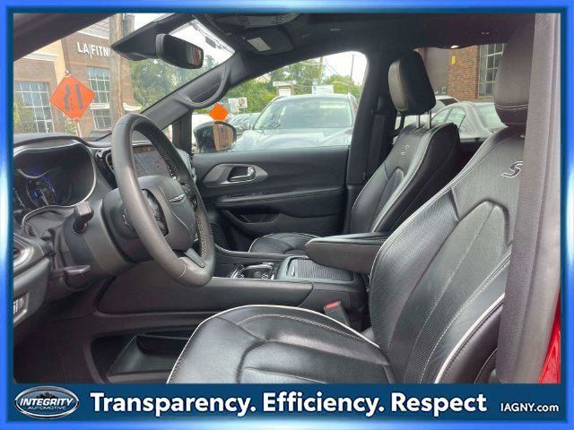 Used 2025 Chrysler Pacifica Limited FWD image 16