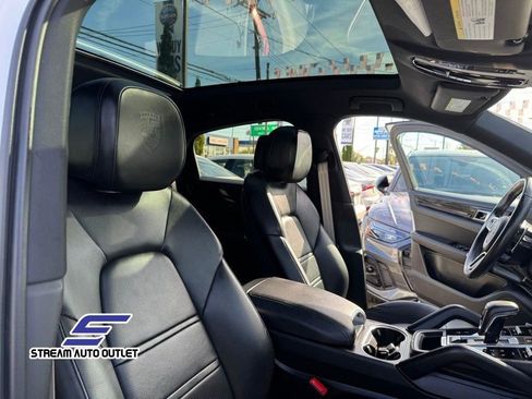 Used 2023 Porsche Cayenne Platinum Edition image 44