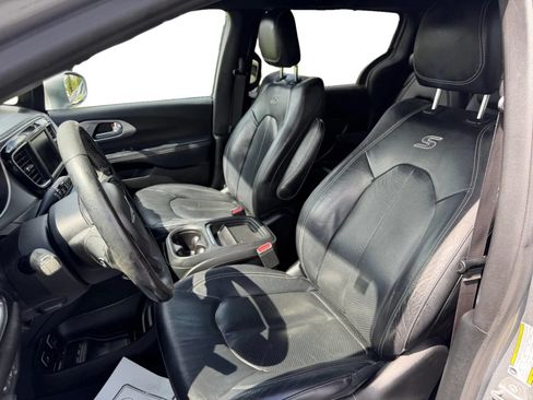 Used 2019 Chrysler Pacifica Touring-L w/ S Appearance Package FWD image 9