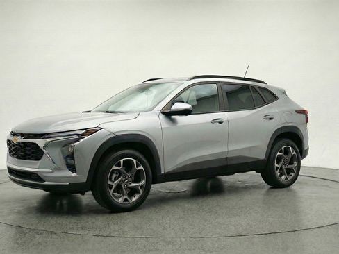 Used 2025 Chevrolet Trax LT w/ LT Convenience Package image 3