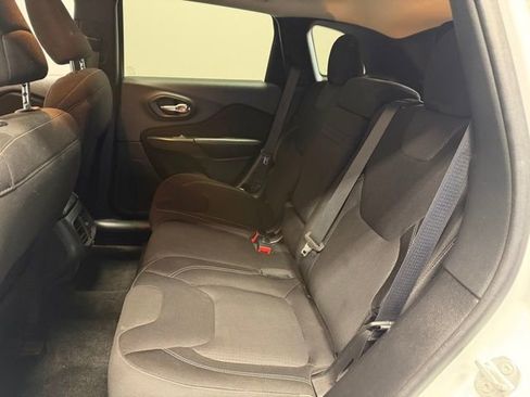 Used 2015 Jeep Cherokee Latitude w/ Cold Weather Group FWD image 19