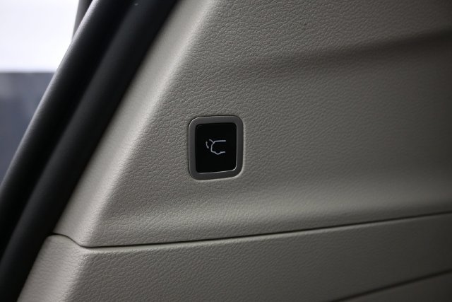 Used 2024 Chrysler Pacifica Touring-L FWD image 23