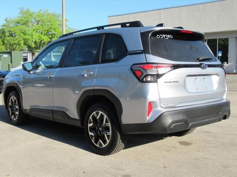 Used 2025 Subaru Forester Premium image 5