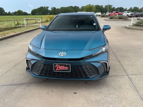 Used 2025 Toyota Camry SE image 4
