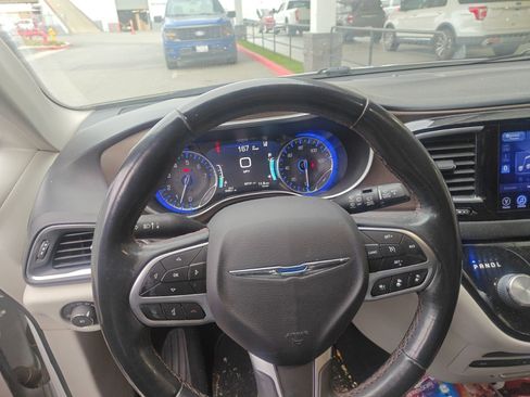 Used 2017 Chrysler Pacifica Touring-L Plus w/ Advanced Safetytec Group image 6