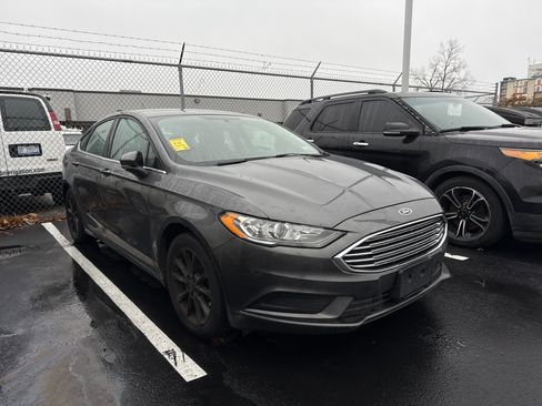 Used 2017 Ford Fusion SE w/ Fusion SE Technology Package image 3