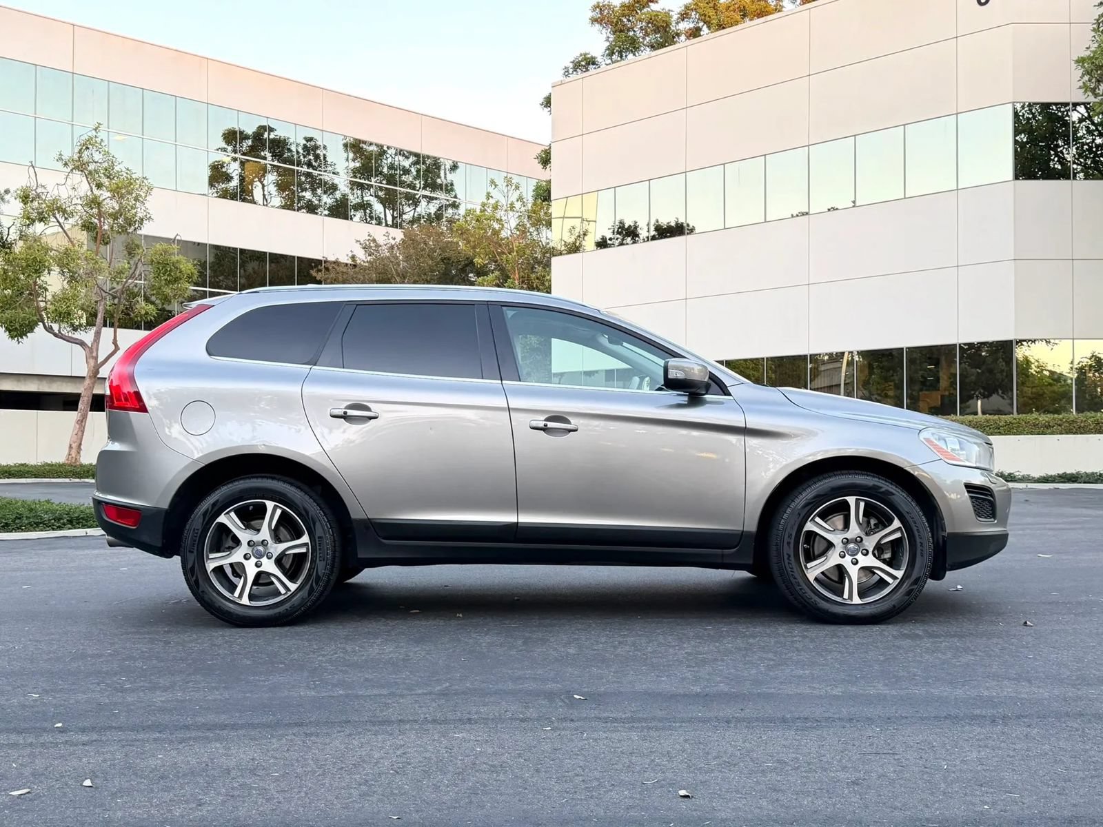 Used 2013 Volvo XC60 T6 AWD/4WD image 3
