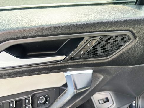 Used 2019 Volkswagen Tiguan SEL AWD/4WD image 17