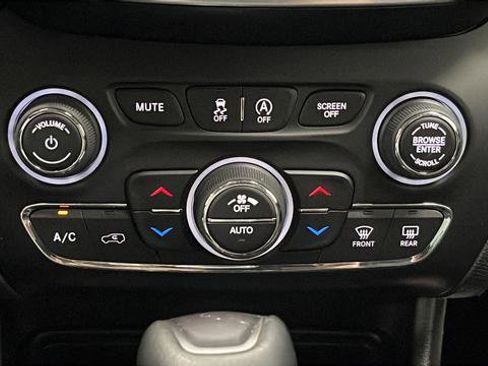 Used 2021 Jeep Cherokee Limited AWD/4WD image 21