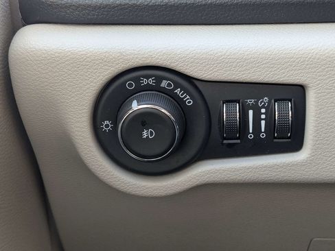 Used 2023 Chrysler Pacifica Limited FWD image 27