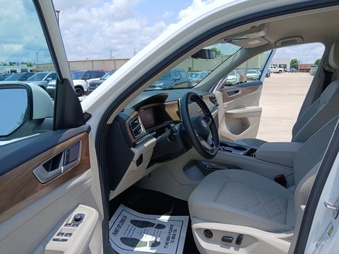 Certified 2026 Volkswagen Atlas SE FWD image 9