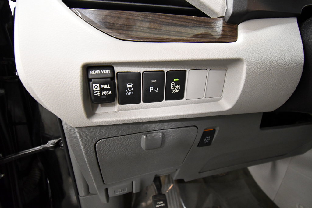 Used 2017 Toyota Sienna XLE Premium FWD image 22