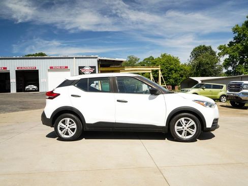 Used 2020 Nissan Kicks S FWD image 3