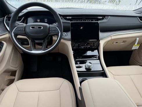 New 2025 Jeep Grand Cherokee L Limited image 9