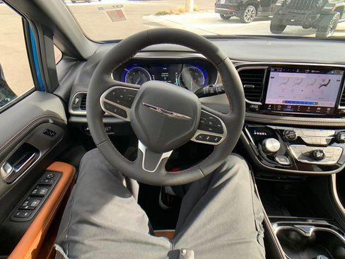 New 2026 Chrysler Pacifica Pinnacle image 14