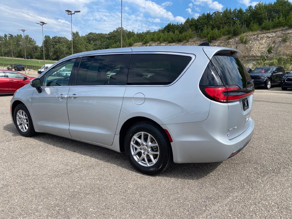 Used 2023 Chrysler Pacifica Touring-L FWD image 4