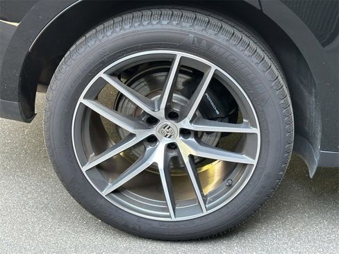 Used 2024 Porsche Macan image 9