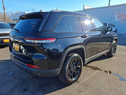 Certified 2025 Jeep Grand Cherokee Altitude image 6