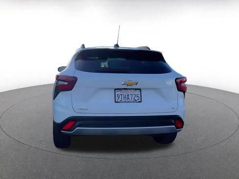 Used 2025 Chevrolet Trax LT w/ LT Convenience Package image 12