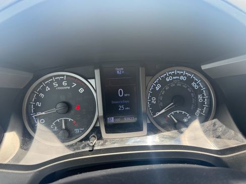 Used 2018 Toyota Tacoma SR5 RWD image 17
