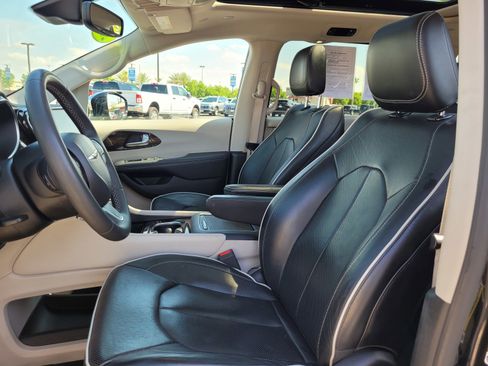 Used 2023 Chrysler Pacifica Limited image 10