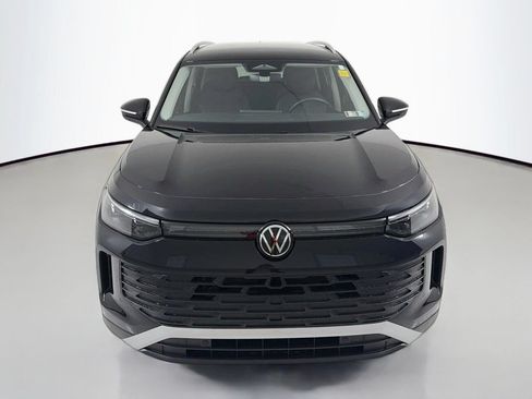 Used 2025 Volkswagen Tiguan SE AWD/4WD image 2