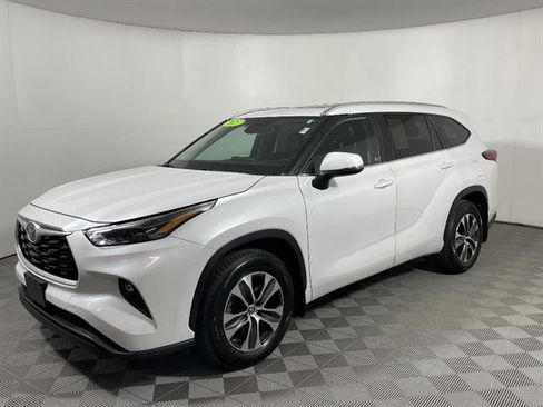 Used 2023 Toyota Highlander XLE AWD/4WD image 3