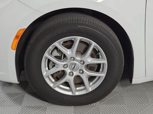 Used 2023 Chrysler Pacifica Touring-L FWD image 10