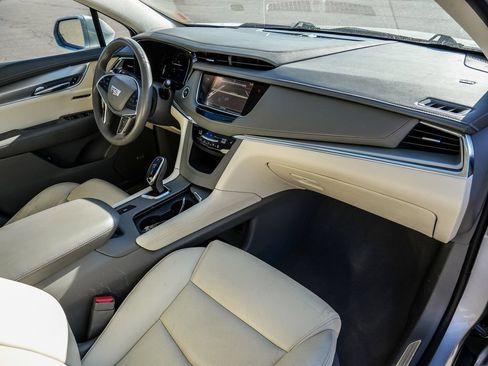 Used 2017 Cadillac XT5 Luxury w/ Driver Awareness Package FWD image 18