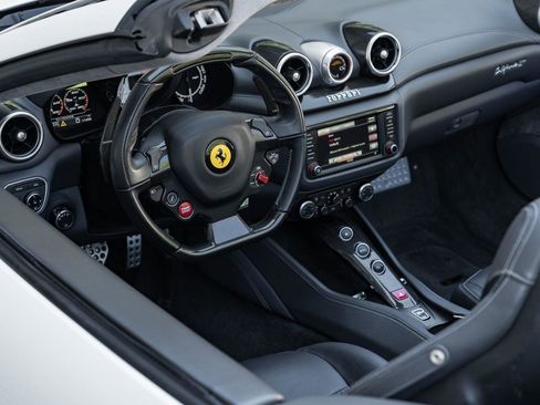 Used 2015 Ferrari California T image 13