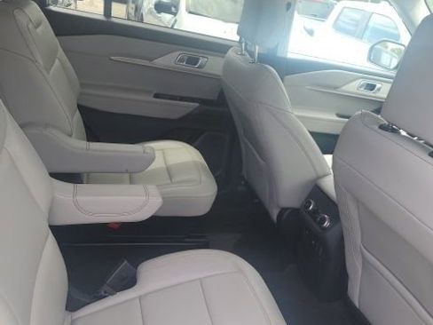 Used 2025 Ford Explorer Active w/ Active Comfort Package RWD image 6