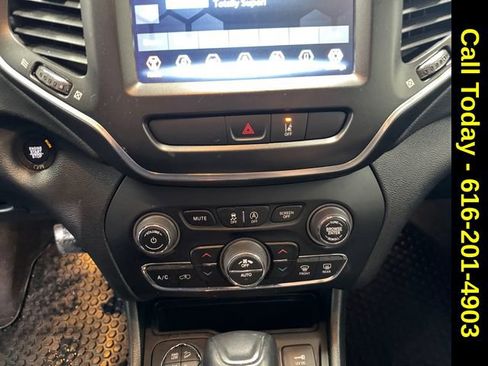 Used 2022 Jeep Cherokee Trailhawk image 3