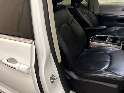 Used 2021 Chrysler Pacifica Touring-L w/ Uconnect Theater Family Group AWD/4WD image 25