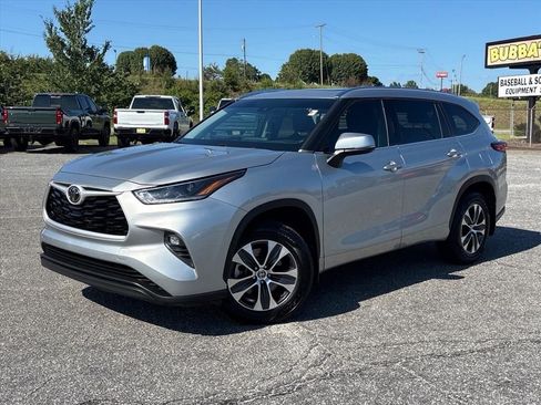 Used 2021 Toyota Highlander XLE AWD/4WD image 2