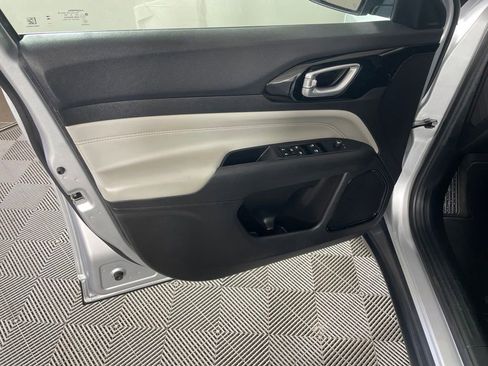 Certified 2025 Jeep Compass Limited AWD/4WD image 9
