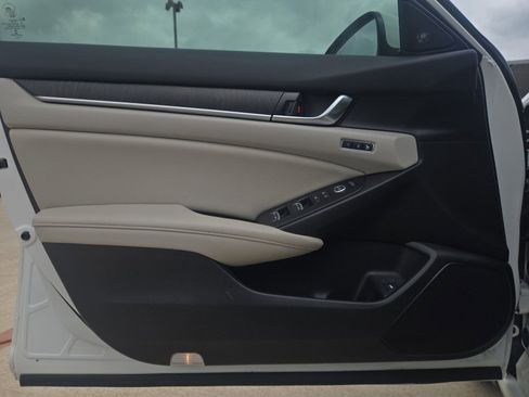 Used 2021 Honda Accord Touring image 19