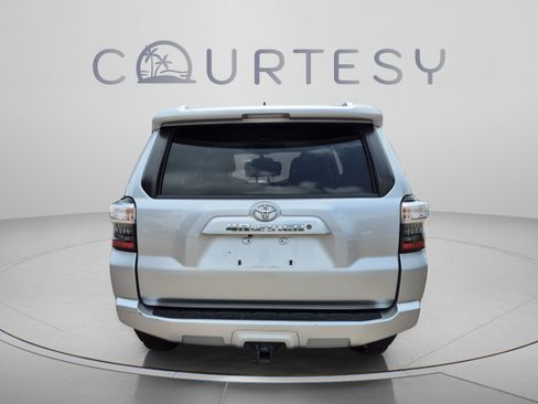 Used 2018 Toyota 4Runner SR5 RWD image 4