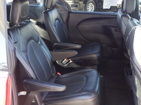 Used 2025 Chrysler Pacifica Select image 32