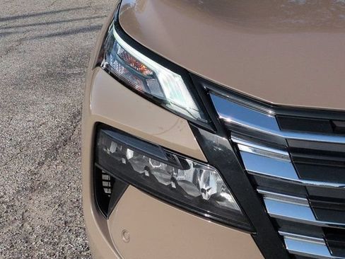 Used 2025 Nissan Rogue SL w/ Tech Package FWD image 9