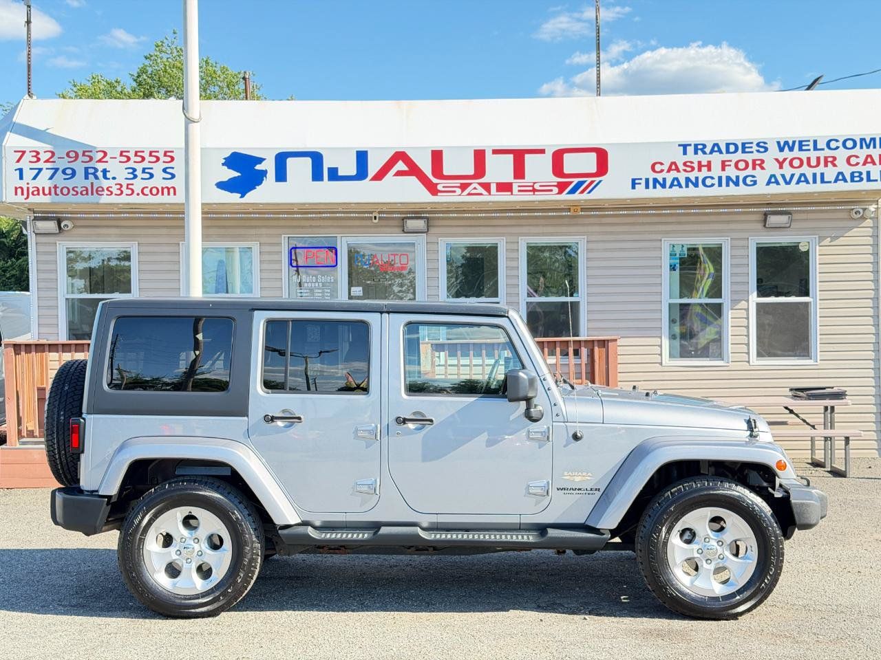 Used 2015 Jeep Wrangler Unlimited Sahara w/ Dual Top Group AWD/4WD image 3