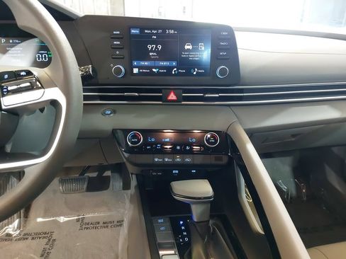 Used 2025 Hyundai Elantra Hybrid FWD image 21