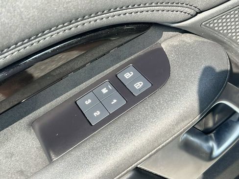 Used 2024 Land Rover Discovery S AWD/4WD image 37
